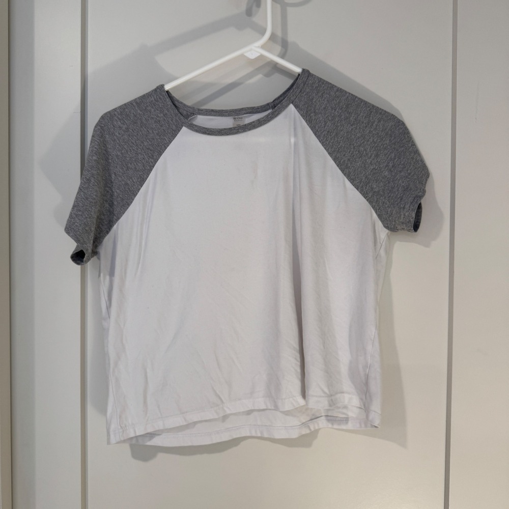 Beyond Yoga Womens S Raglan Crop Top Short Sleeve White Gray Baseball Tee Logo